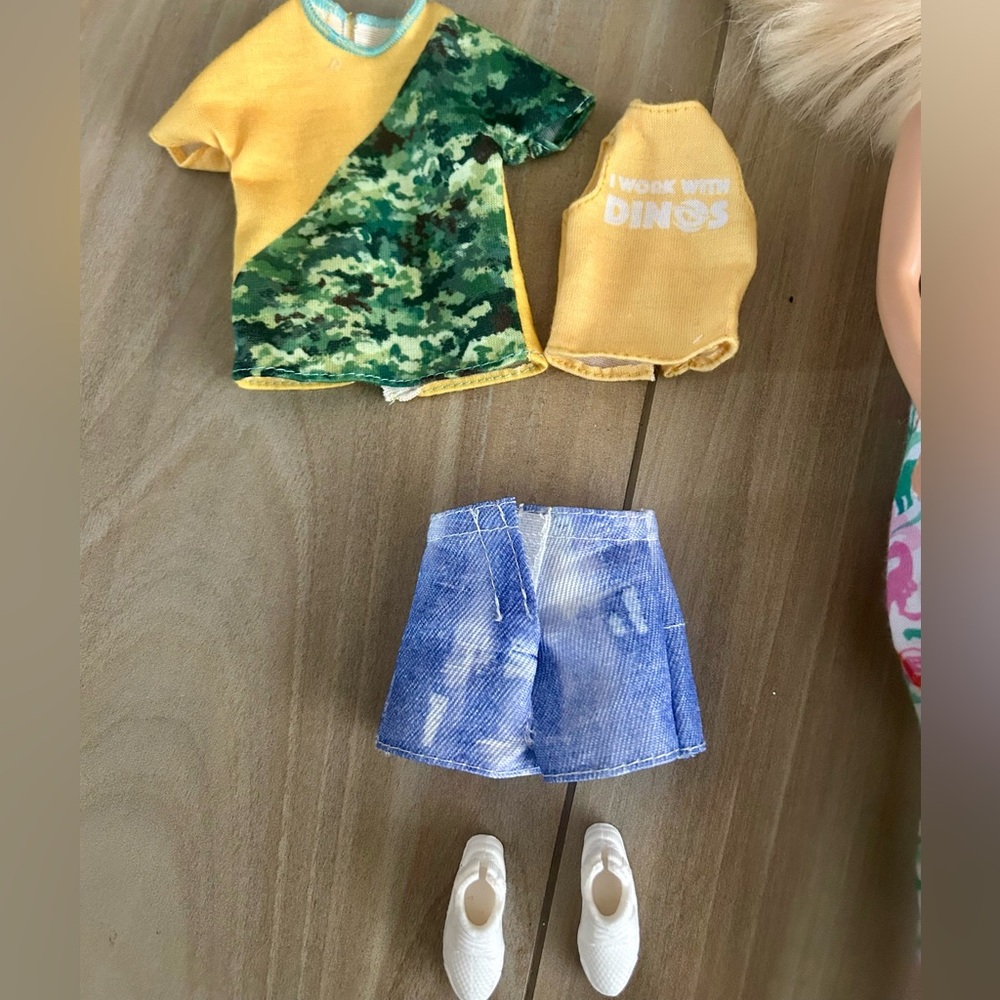 Jurassic Park Barbie Outfits and Accessories - Picture 4 of 4